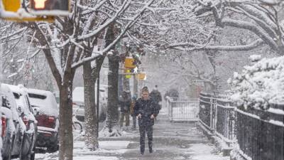 La tormenta invernal que azotó buena parte de Estados Unidos el domingo dejó nevadas y carreteras heladas en varios estados centrales e interrupciones en el tráfico aéreo, con unos 6.200 retrasos y 1.500 cancelaciones en vuelos con origen o destino en el país.