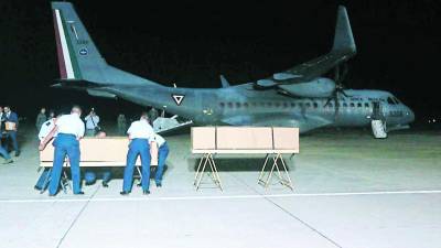 Los ataúdes llegaron forrados con cajas de cartón, y fueron recibidos en la base aérea Soto Cano, de Palmerola, donde familiares de las víctimas los esperaban.