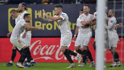 Jugadores del Sevilla festejando el gol que les dio la victoria ante Cádiz.
