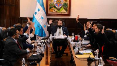 La comisión permanente no tiene facultades legales para ratificar nombramientos.