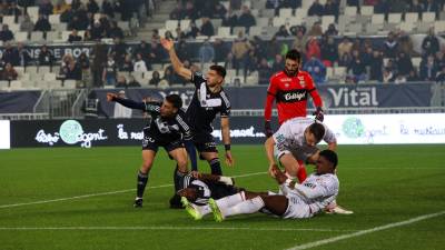 Alberth Elis sufre golpe en la cabeza y lo trasladan de emergencia a hospital