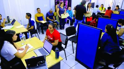 <b>Solicitantes en oficina del CDE en barrio Paz Barahona.</b>