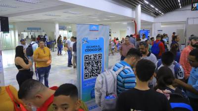 Viajeros también denuncian que personal de Aduanas no les asiste con el llenado de la declaración en línea en el aeropuerto y se limitan a esperar los errores para aplicar multas exageradas. Foto: LA PRENSA