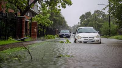 Los vehículos se encuentran en las aguas de las inundaciones durante el huracán Beryl el 8 de julio de 2024 en Houston, Texas.