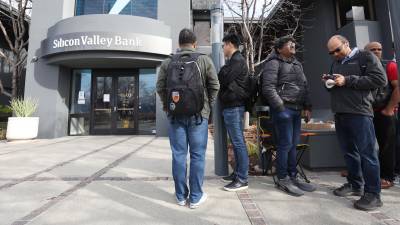 Cientos de personas en California intentan retirar su dinero del Silicon Valley Bank tras ser declarado en quiebra.