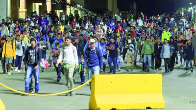 <b>Caravana migrante sale de la Central Metropolitana de Buses en enero de 2024. Fotos: La Prensa</b>