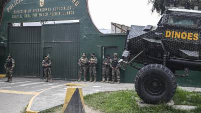 Militares custodian la cárcel donde se encuentra detenido el ex presidente de Perú, Pedro Castillo.