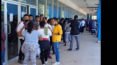 Foto referencial de ciudadanos registrándose en la frontera de El Guasaule.