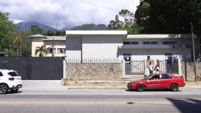 Un sicario llegó a matarlos al negocio de su papá.
