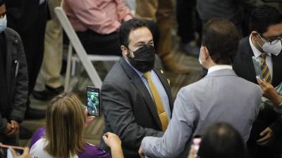 Luis Redondo y Salvador Nasralla se saludan durante una sesión en el Congreso Nacional, en una fotografía de archivo.