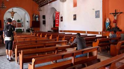 <b><span class=mln_uppercase_mln>Oración.</span></b> Migrantes acudieron a la parroquia de San Agustín en Tapachula, Chiapas.<span class=mln_uppercase_mln> </span>