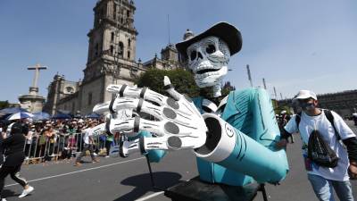 Coloridos cráneos, presumidas catrinas y risueños esqueletos regresaron del inframundo para pasearse por la Ciudad de México con motivo del gran desfile del Día de Muertos, que este año volvió con más fuerza que nunca tras haber sido suspendido en 2020 por la pandemia de la covid-19.