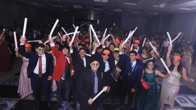 La alegría y elegancia de cada estudiante complementaron la emocionante gala.