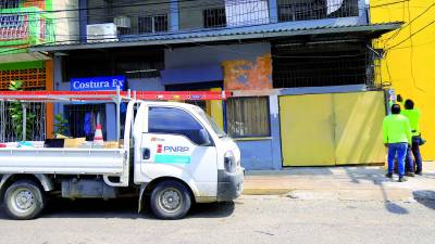 Cuadrillas del PNRP revisan un contador en una de las calles de San Pedro Sula. Foto: Melvin Cubas.