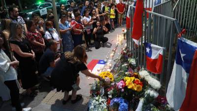 Cientos de chilenos llevaron flores a la residencia del expresidente Piñera.