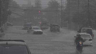 En La Ceiba (Honduras) ya se registran fuertes lluvias e inundaciones por la tormenta tropical Sara.
