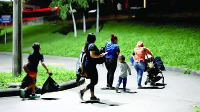 Familias completas llegaron a la Terminal de Buses para emprender el camino en busca de mejores oportunidades. Fotos: Yoseph Amaya