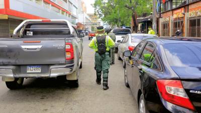 <b><span class=mln_uppercase_mln>esfuerzo.</span></b> En el centro hay policías municipales inmovilizando pero no son suficientes para el desorden en las calles y avenidas.