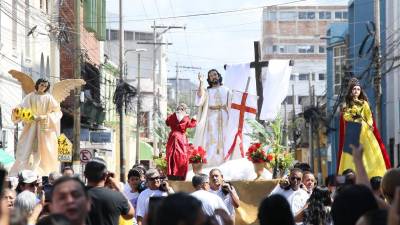 Fieles celebran la resurrección de Cristo durante la procesión del Domingo de Resurrección en Comayagüela.