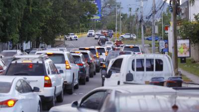 Los conductores que vienen por el lado de Villas del Sol, de Jardines del Valle y El Pedregal convergen en el puente de dos carriles, que se ha convertido en un embudo. Fotos: Moisés Valenzuela.