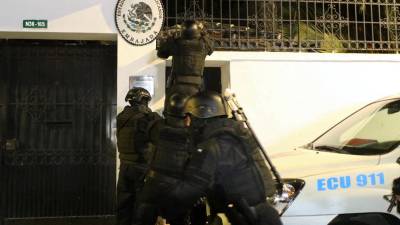 La policía de Ecuador irrumpió en la embajada de México en Quito el pasado viernes para capturar al exvicepresidente Glas.