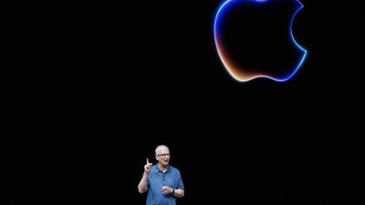 El CEO de Apple, Tim Cook, presentó<b> Apple intelligence</b>, un sistema para optimizar el uso de sus dispositivos con inteligencia artificial.