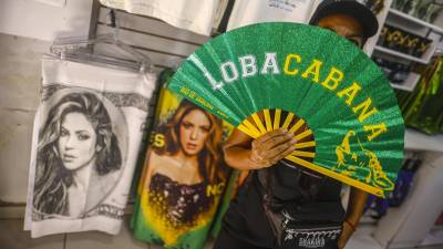 El concierto gratuito que la cantante colombiana Shakira ofrecerá el próximo sábado 2 de mayo en la playa de Copacabana ha impulsado las ventas en Río de Janeiro con prendas y artículos inspirados en ella y en su estilo.