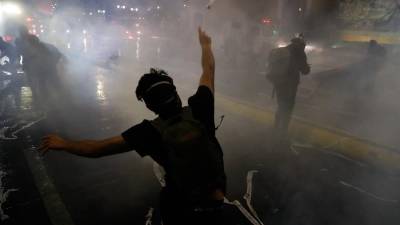 Manifestantes se enfrentan con la policía ayer en el centro de Santiago.