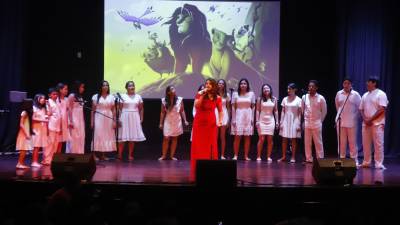 Imponente. La alumna Andrea Mejía, junto con otros compañeros, interpretaron “El ciclo sin fin”, canción que forma parte de la banda sonora de la película “El Rey León”.