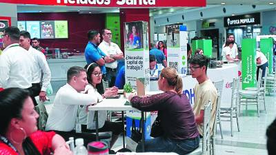 Desde tempranas horas del sábado, sampedranos comenzaron a llegar a mall Galerías del Valle para solicitar información, recibir asesorías y solicitar préstamos con tasas de interés preferenciales. Franklyn Muñoz.