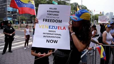 Los manifestantes protestan contra la cuestionada victoria presidencial del presidente venezolano Nicolás Maduro, frente a la sede de la ONU en Nueva York.