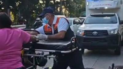 Personal de una ambulancia de Copeco llegaron a auxiliar al conductor de la motocicleta.