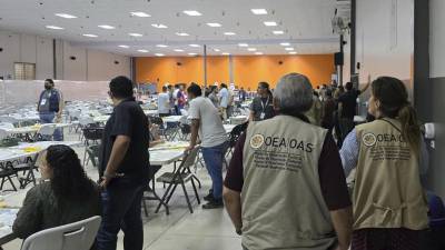 Fotografía cedida que muestra a personas durante el escrutinio especial este 18 de diciembre de 2025, en Tegucigalpa (Honduras).