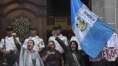 Manifestantes protestan ante el edificio del TSE tras un fallo que suspendió el resultado de las elecciones.