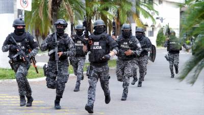 Policías ecuatorianos liberaron ayer a 13 rehenes en un canal de televisión.