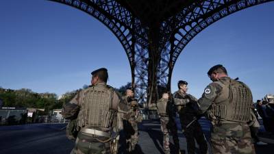 Militares franceses resguardan la torre Eiffel tras amenazas del Estado Islámico.