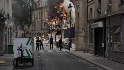 Los bomberos trabajan para extinguir un gran incendio en París.