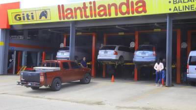 El armado de llantas no tienen ningún costo adicional para el cliente. Llantilandia también le ofrece el servicio de alineamiento a balanceo a un precio especial.