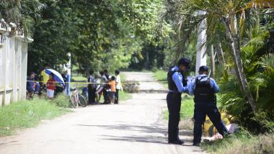 El cuerpo de Élida Liliana Martínez Peraza quedó inerte en frente de su vivienda. Autoridades llegaron para levantar el expediente investigativo.