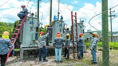 Organizaciones de sociedad civil cuestionan los excesivos salarios que paga la estatal.