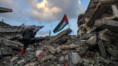 Una bandera palestina ondea entre las ruinas de edificios en el barrio de Sheikh Radwan de la ciudad de Gaza, en la Franja de Gaza, en una imagen del 10 de diciembre de 2025.