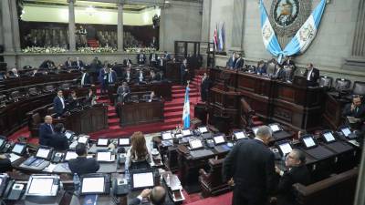 Vista hoy del hemiciclo del Congreso tras reanudarse la sesión de juramentación de 160 diputados, en Ciudad de Guatemala.