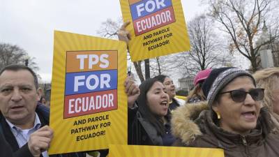 Migrantes piden el TPS para los ecuatorianos en una manifestación frente al Congreso.