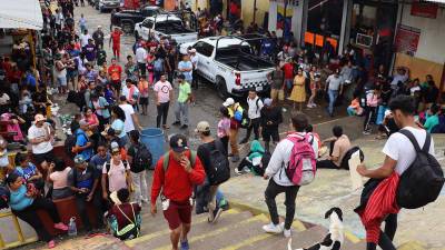 Migrantes permanecen en las inmediaciones del río Suchiate este miércoles, en la ciudad de Tapachula en el estado de Chiapas (México).
