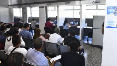 Luego de varias horas bajo el sol, conductores pasan a la toma de datos y fotografía.
