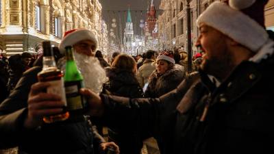 La gente se reúne cerca de la Plaza Roja en la víspera de Año Nuevo en Moscú, Rusia, el 31 de diciembre de 2021.