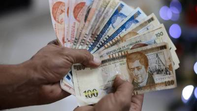 Billetes de uno, cinco, diez, veinte, cincuenta y cien lempiras.