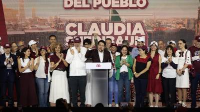 El dirigente del Movimiento de Regeneración Nacional (Morena), Mario Delgado, habla durante una rueda de prensa este domingo en Ciudad de México (México). Delgado aseguró que su candidata, Claudia Sheinbaum, será “la primera mujer presidenta” de México. EFE/José Méndez.