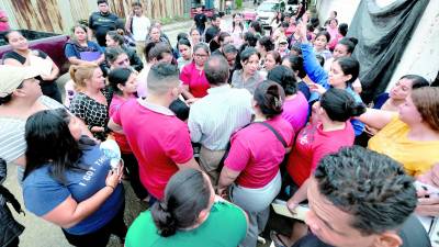 <b>Docentes intentan organizar a un grupo de padres durante el proceso de matrícula 2024. Fotos: Y. Amaya</b>