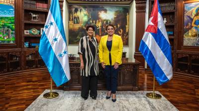 Xiomara Castro junto a <b>Ena Elsa Velázquez, ministra de Educación de Cuba. </b>